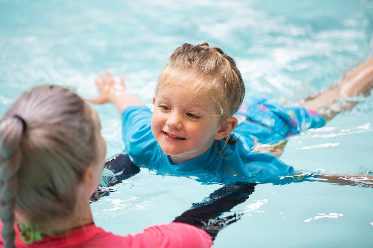 les-cours-de-natation-aident-les-enfants-à-se-concentrer-et-à-suivre-des-instructions
