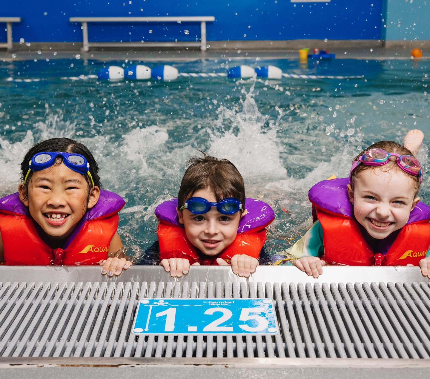 les-enfants-se-font-des-amis-dans-les-cours-de-natation
