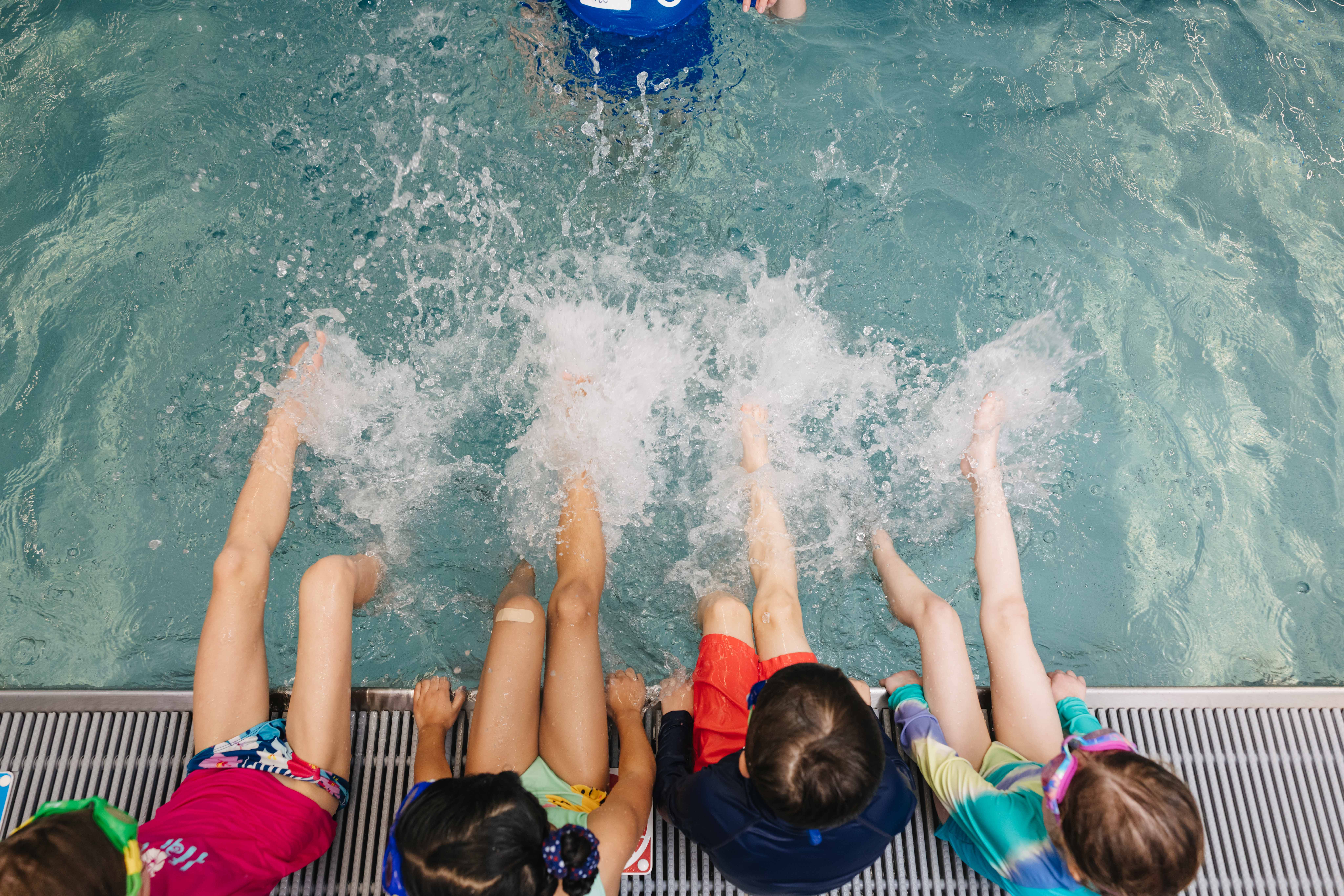 les-enfants-sont-enthousiastes-à-l-idée-de-suivre-des-cours-de-natation-chez